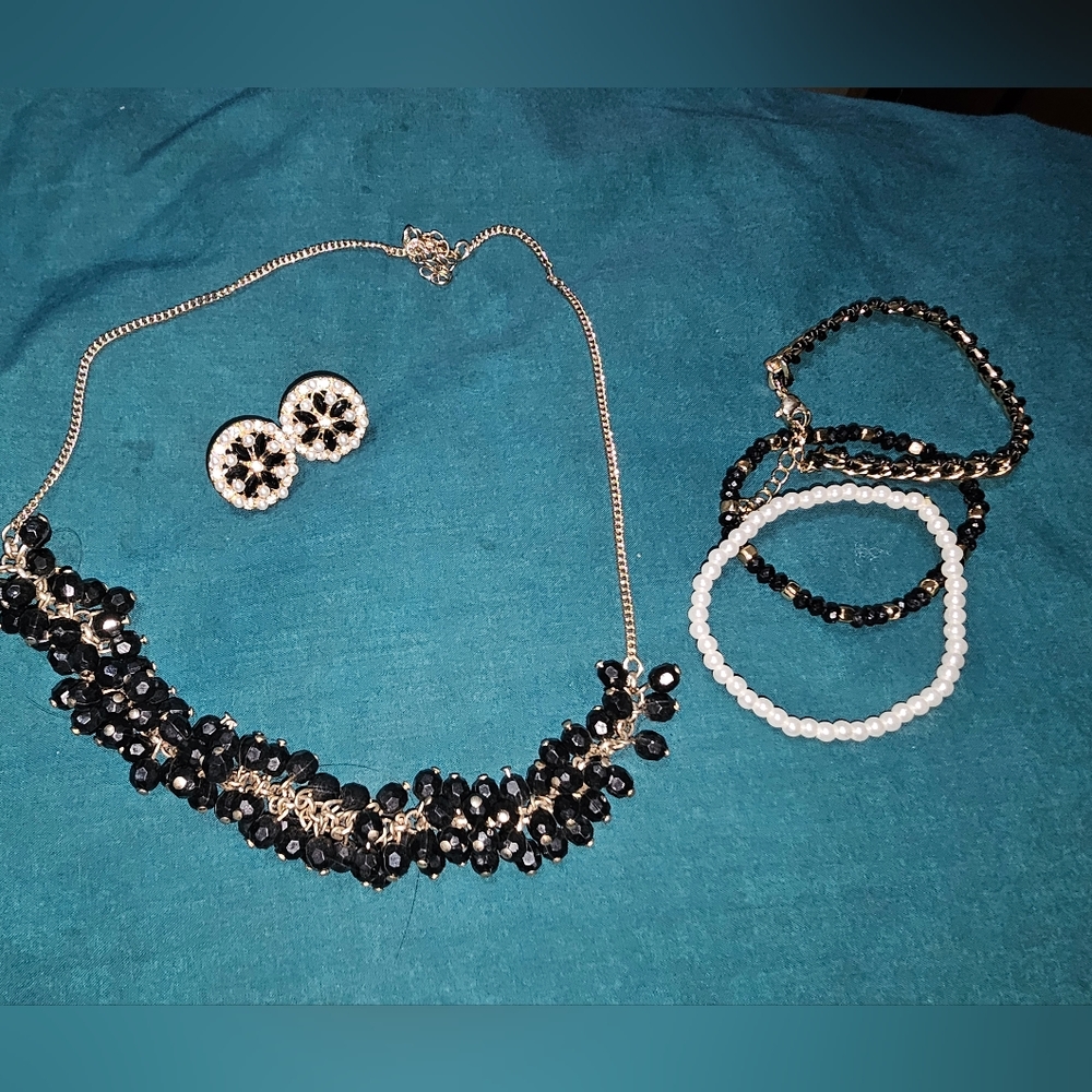 Claire's necklace set